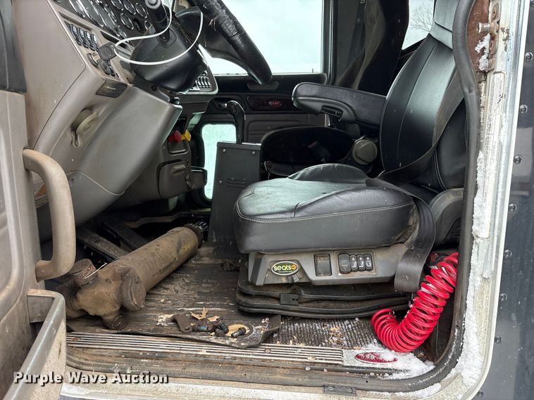 image for item YA2160 2015 Peterbilt 389 semi truck