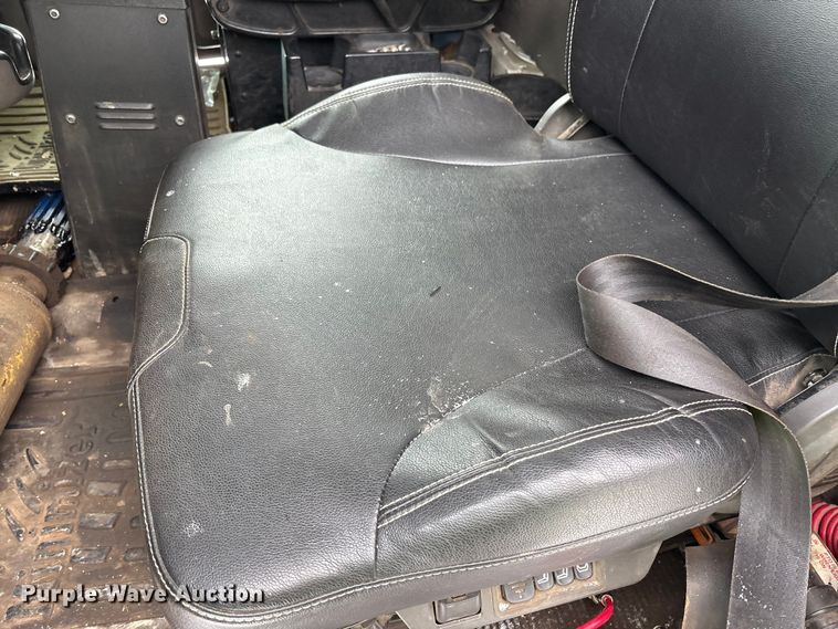 image for item YA2160 2015 Peterbilt 389 semi truck