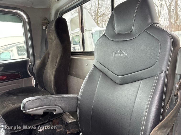 image for item YA2160 2015 Peterbilt 389 semi truck