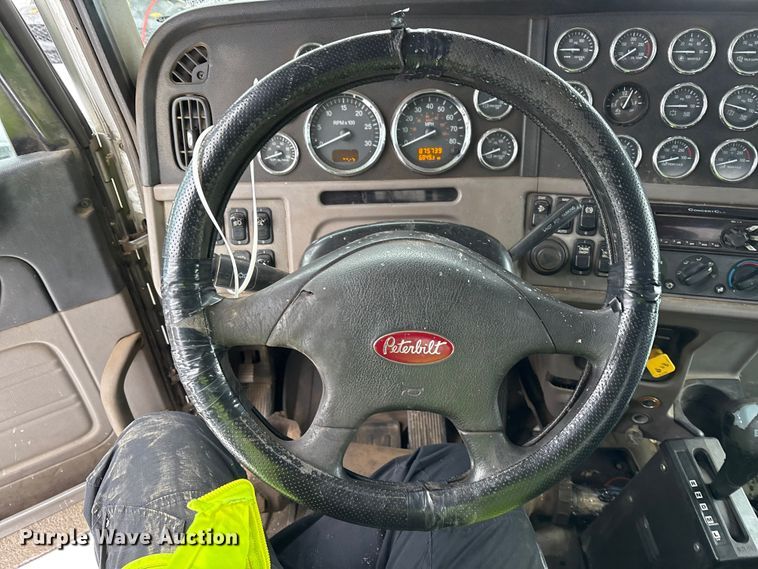 image for item YA2160 2015 Peterbilt 389 semi truck