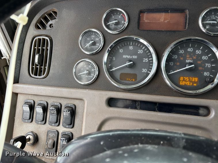 image for item YA2160 2015 Peterbilt 389 semi truck