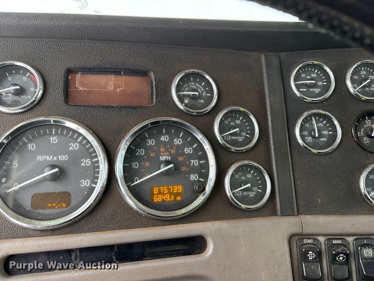 image for item YA2160 2015 Peterbilt 389 semi truck