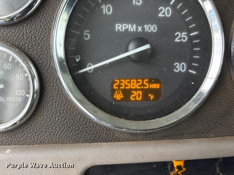 image for item YA2160 2015 Peterbilt 389 semi truck