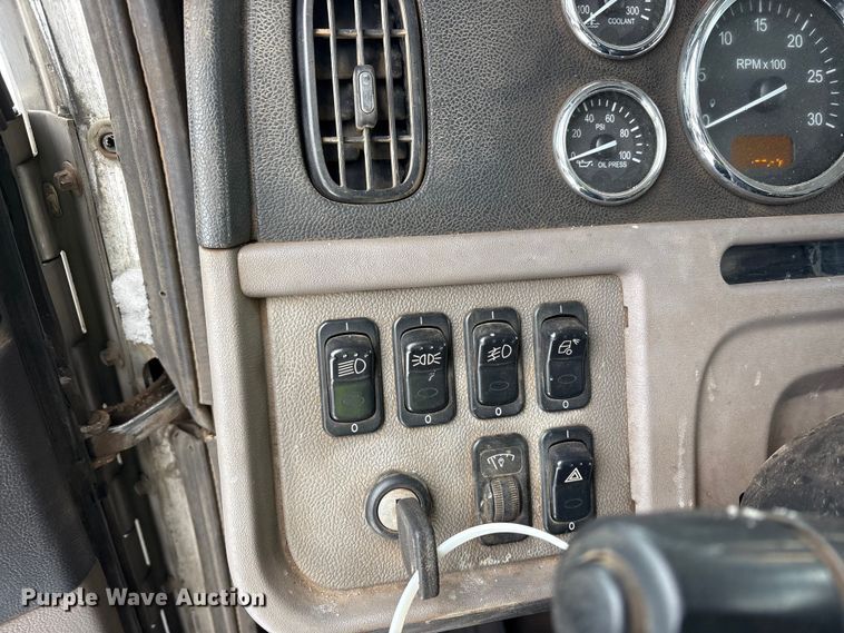 image for item YA2160 2015 Peterbilt 389 semi truck