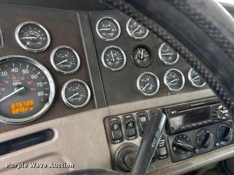 image for item YA2160 2015 Peterbilt 389 semi truck