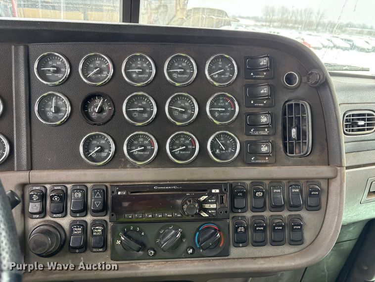 image for item YA2160 2015 Peterbilt 389 semi truck