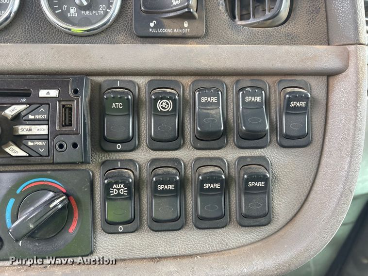 image for item YA2160 2015 Peterbilt 389 semi truck