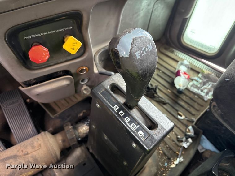 image for item YA2160 2015 Peterbilt 389 semi truck