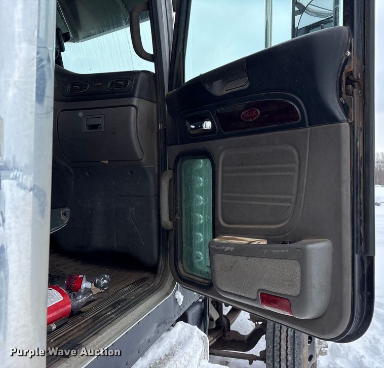 image for item YA2160 2015 Peterbilt 389 semi truck