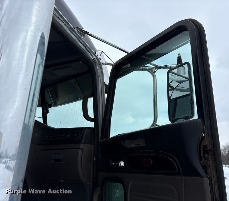 image for item YA2160 2015 Peterbilt 389 semi truck