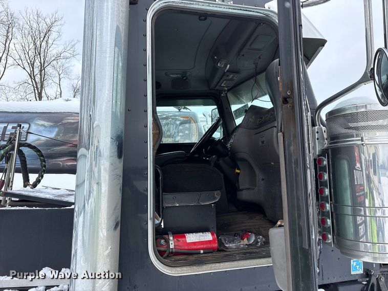 image for item YA2160 2015 Peterbilt 389 semi truck