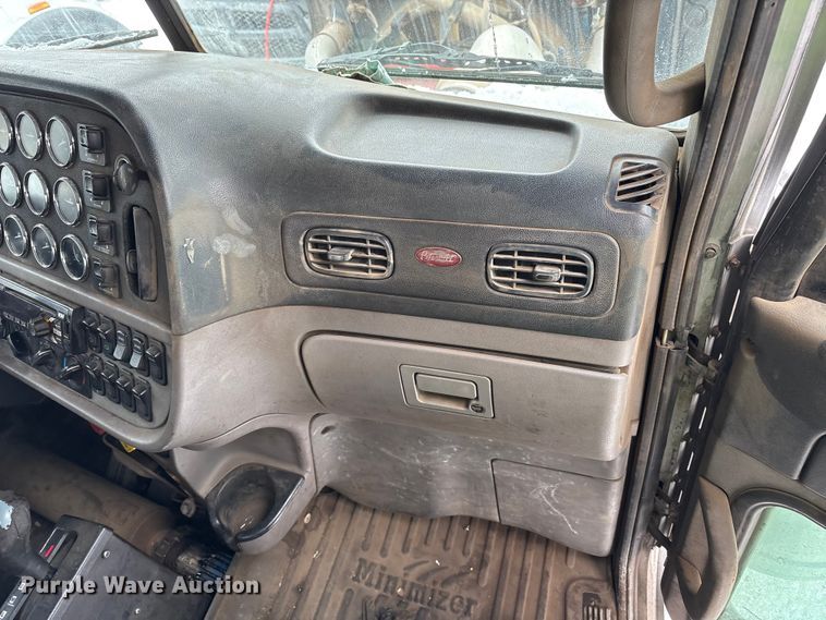 image for item YA2160 2015 Peterbilt 389 semi truck