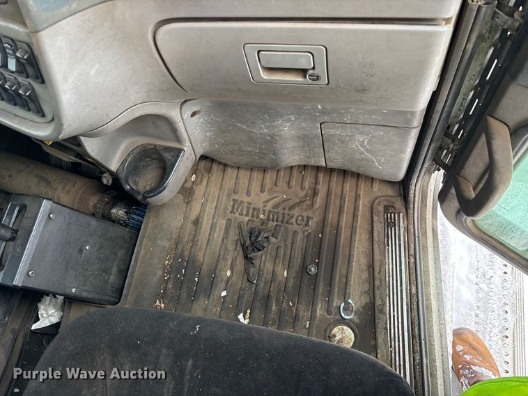 image for item YA2160 2015 Peterbilt 389 semi truck