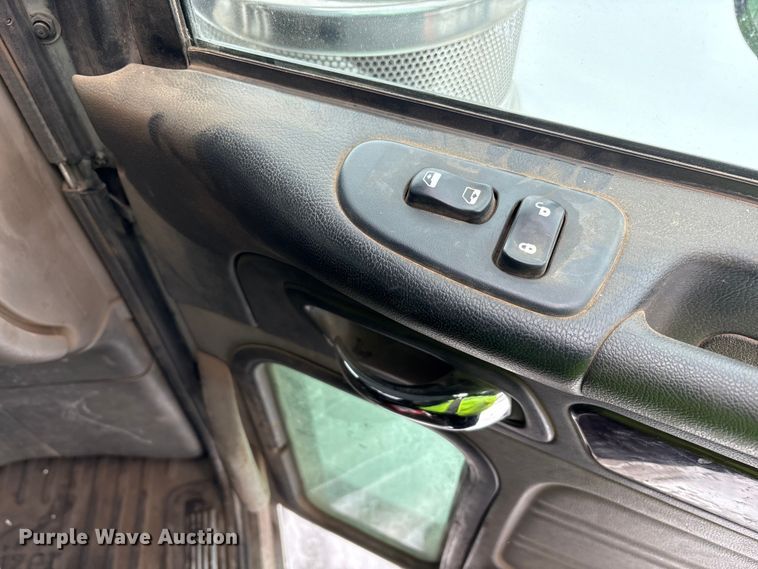 image for item YA2160 2015 Peterbilt 389 semi truck