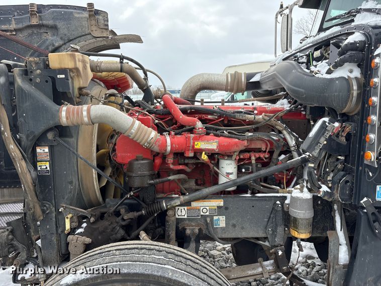 image for item YA2160 2015 Peterbilt 389 semi truck