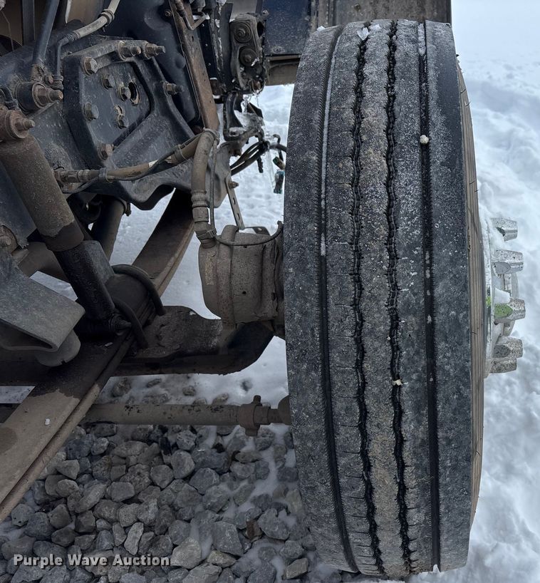 image for item YA2160 2015 Peterbilt 389 semi truck