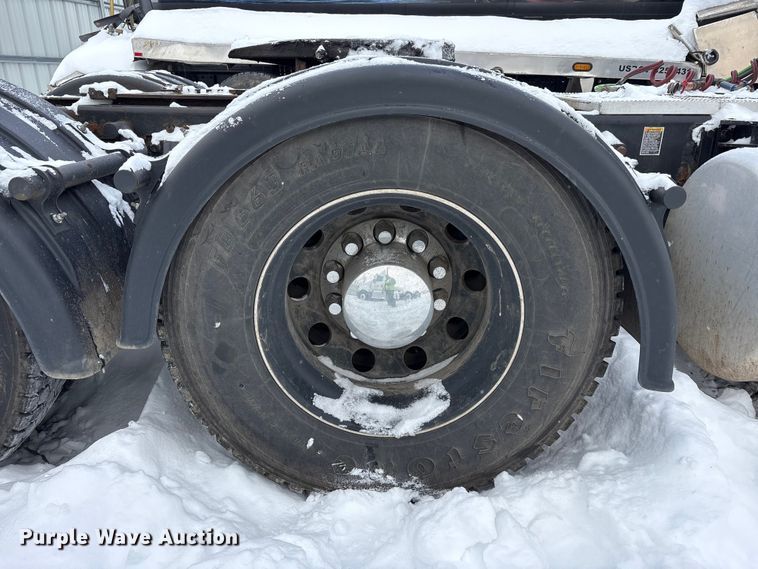 image for item YA2160 2015 Peterbilt 389 semi truck