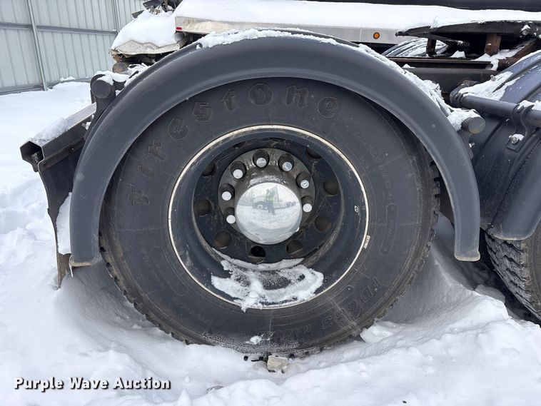 image for item YA2160 2015 Peterbilt 389 semi truck