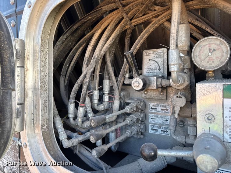 image for item YA2235 2026 Wilson DWBT-750B live bottom trailer