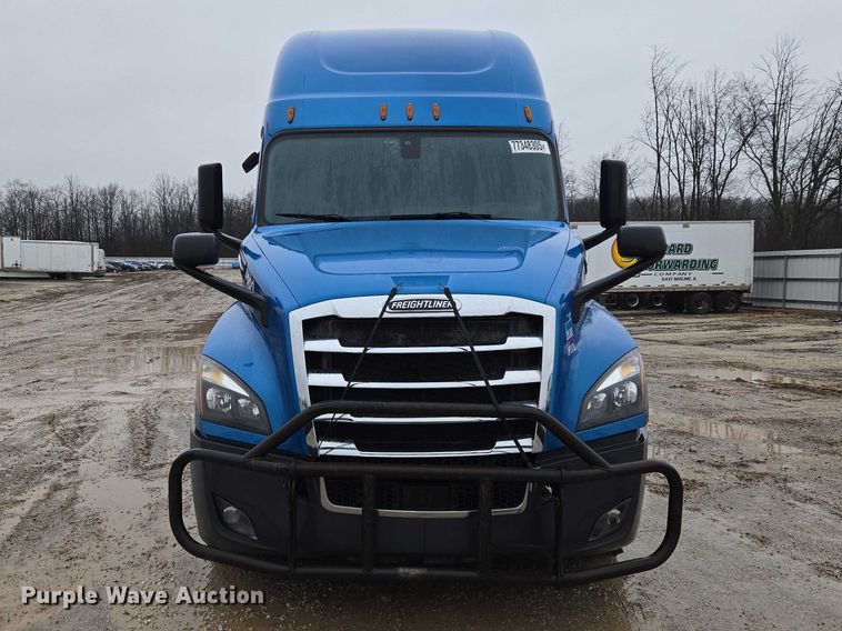image for item YA2483 2019 Freightliner Cascadia semi truck