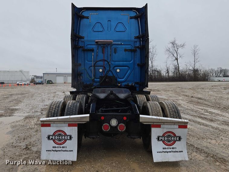 image for item YA2483 2019 Freightliner Cascadia semi truck