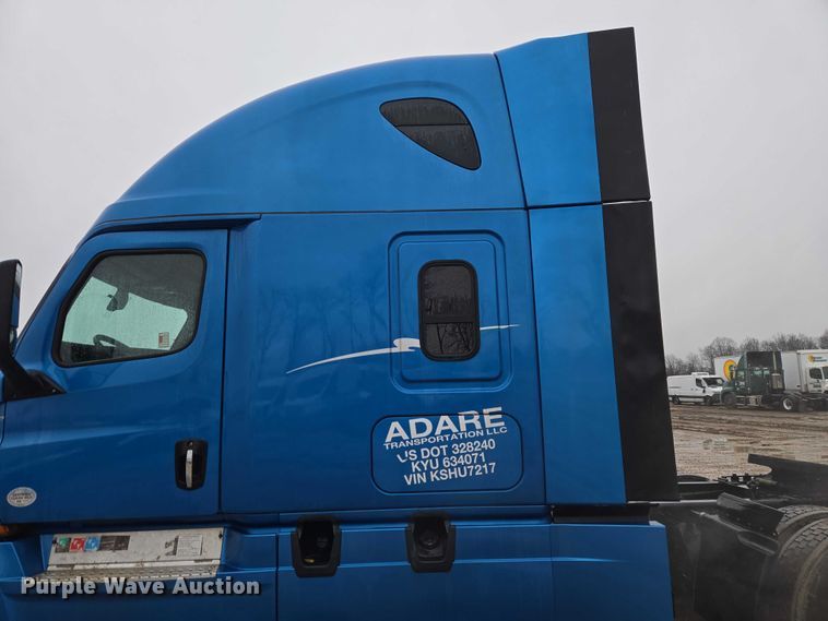 image for item YA2483 2019 Freightliner Cascadia semi truck