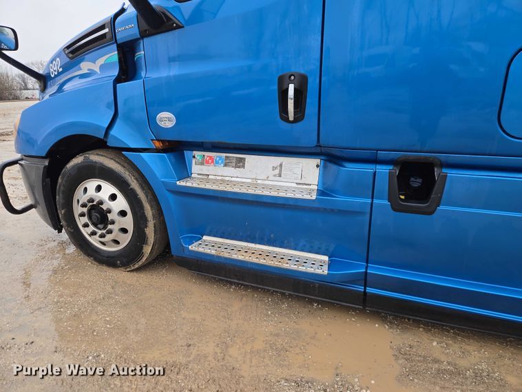 image for item YA2483 2019 Freightliner Cascadia semi truck