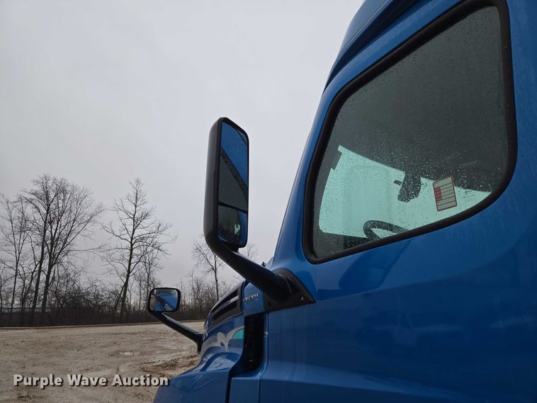 image for item YA2483 2019 Freightliner Cascadia semi truck