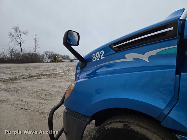 image for item YA2483 2019 Freightliner Cascadia semi truck