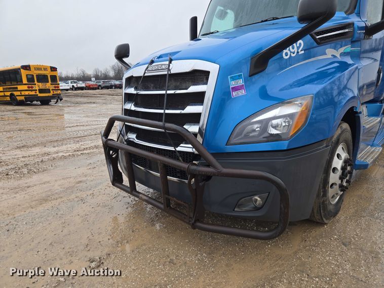 image for item YA2483 2019 Freightliner Cascadia semi truck