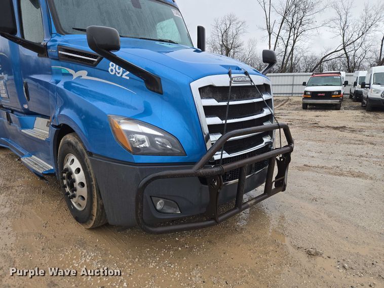 image for item YA2483 2019 Freightliner Cascadia semi truck