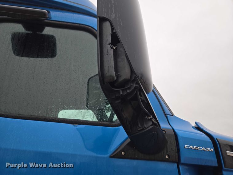 image for item YA2483 2019 Freightliner Cascadia semi truck