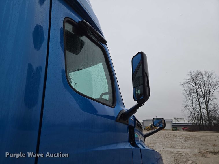 image for item YA2483 2019 Freightliner Cascadia semi truck