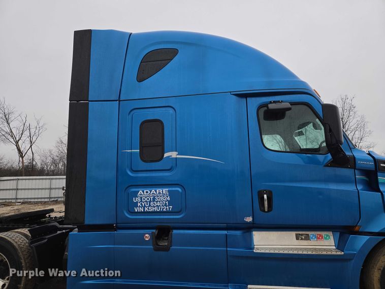 image for item YA2483 2019 Freightliner Cascadia semi truck