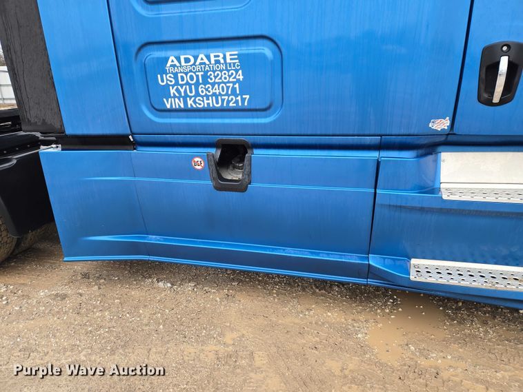 image for item YA2483 2019 Freightliner Cascadia semi truck