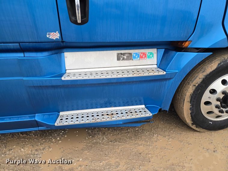 image for item YA2483 2019 Freightliner Cascadia semi truck