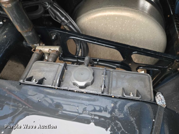 image for item YA2483 2019 Freightliner Cascadia semi truck