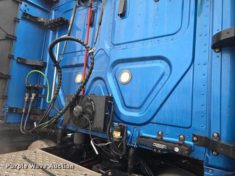 image for item YA2483 2019 Freightliner Cascadia semi truck