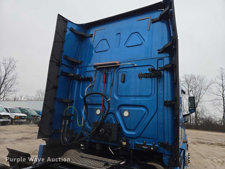 image for item YA2483 2019 Freightliner Cascadia semi truck