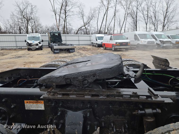 image for item YA2483 2019 Freightliner Cascadia semi truck