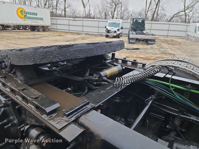 image for item YA2483 2019 Freightliner Cascadia semi truck