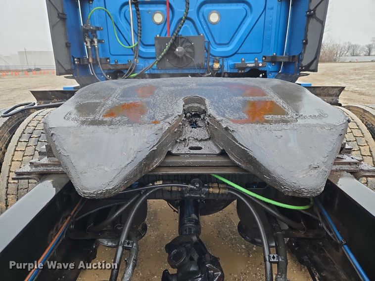 image for item YA2483 2019 Freightliner Cascadia semi truck