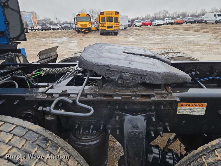 image for item YA2483 2019 Freightliner Cascadia semi truck