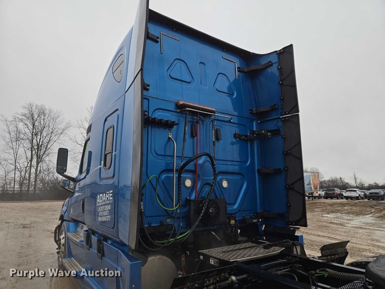 image for item YA2483 2019 Freightliner Cascadia semi truck