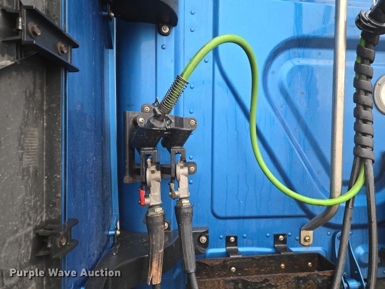 image for item YA2483 2019 Freightliner Cascadia semi truck