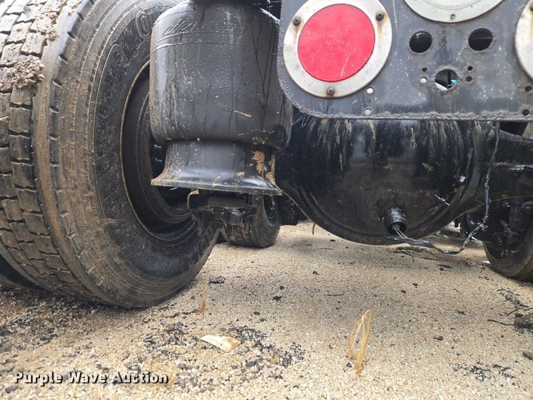 image for item YA2483 2019 Freightliner Cascadia semi truck