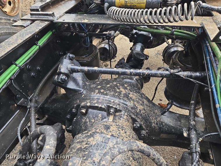 image for item YA2483 2019 Freightliner Cascadia semi truck