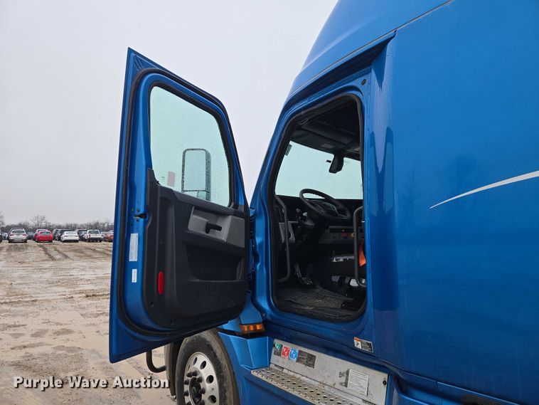 image for item YA2483 2019 Freightliner Cascadia semi truck