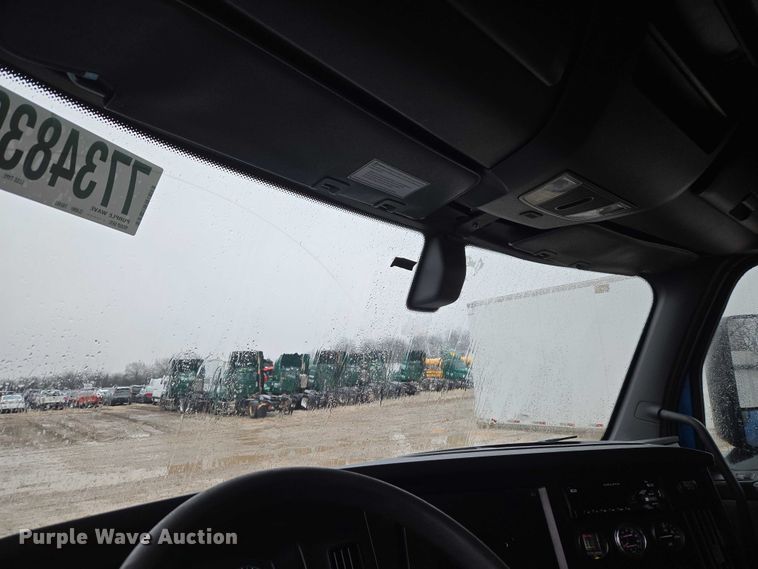 image for item YA2483 2019 Freightliner Cascadia semi truck