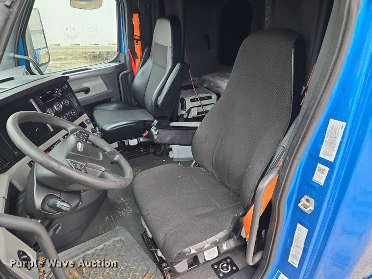 image for item YA2483 2019 Freightliner Cascadia semi truck